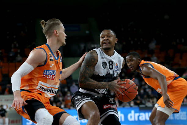 足球界的两 足球界的两