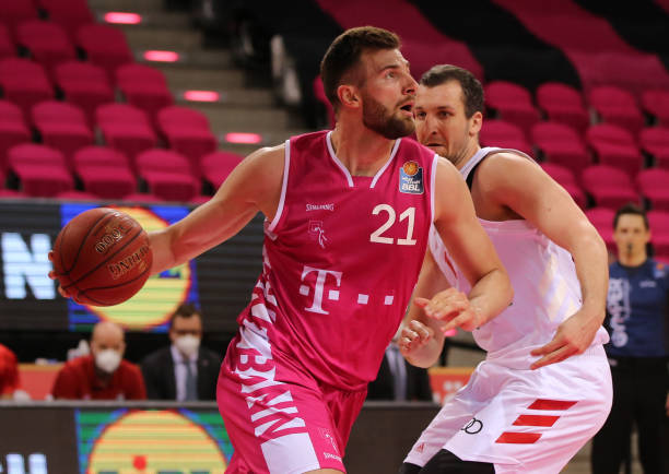 触球果断 触球果断